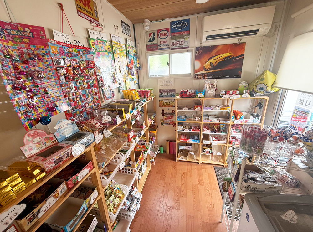 駄菓子屋 たまりばの店内