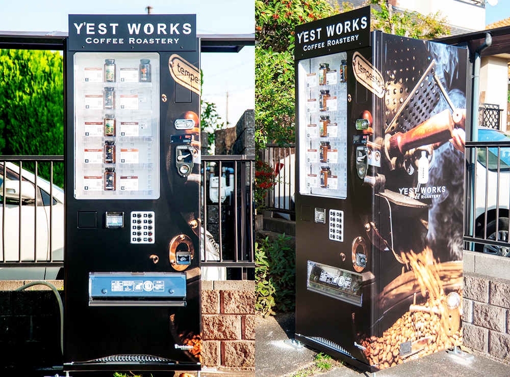 Y'EST WORKSに設置された看板型自動販売機ボードステーション