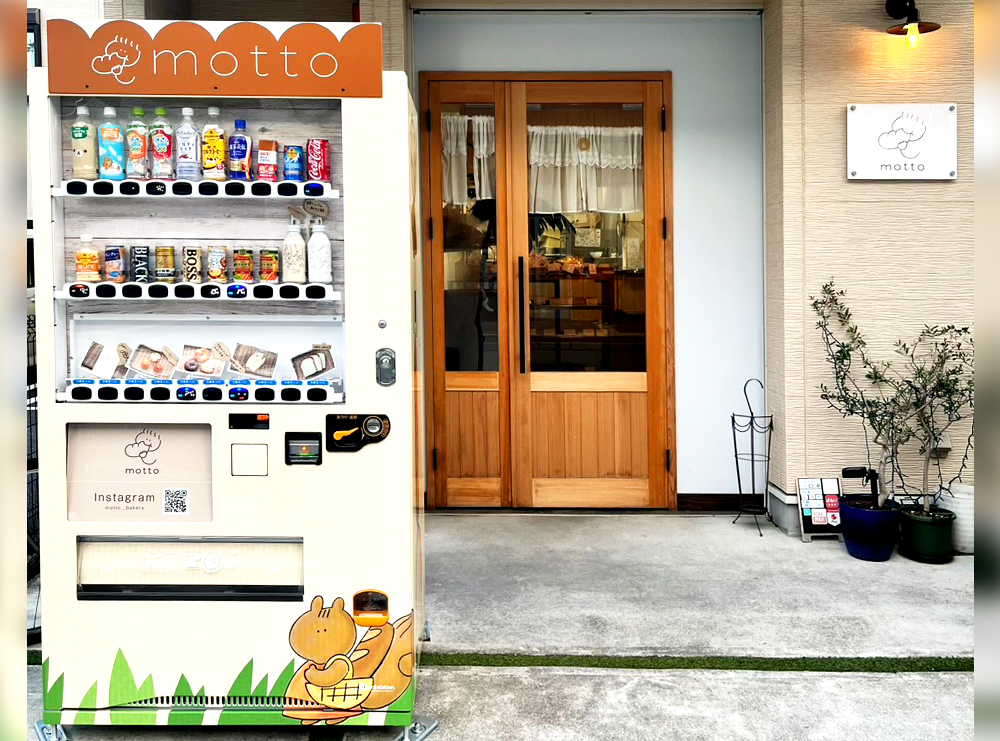 mottoに設置された看板型自動販売機ボードステーション