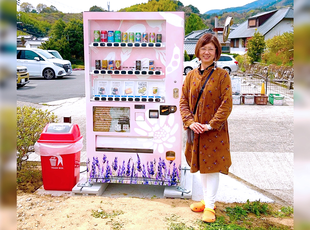 野菜ソムリエるみ工房に設置された看板型自動販売機ボードステーション