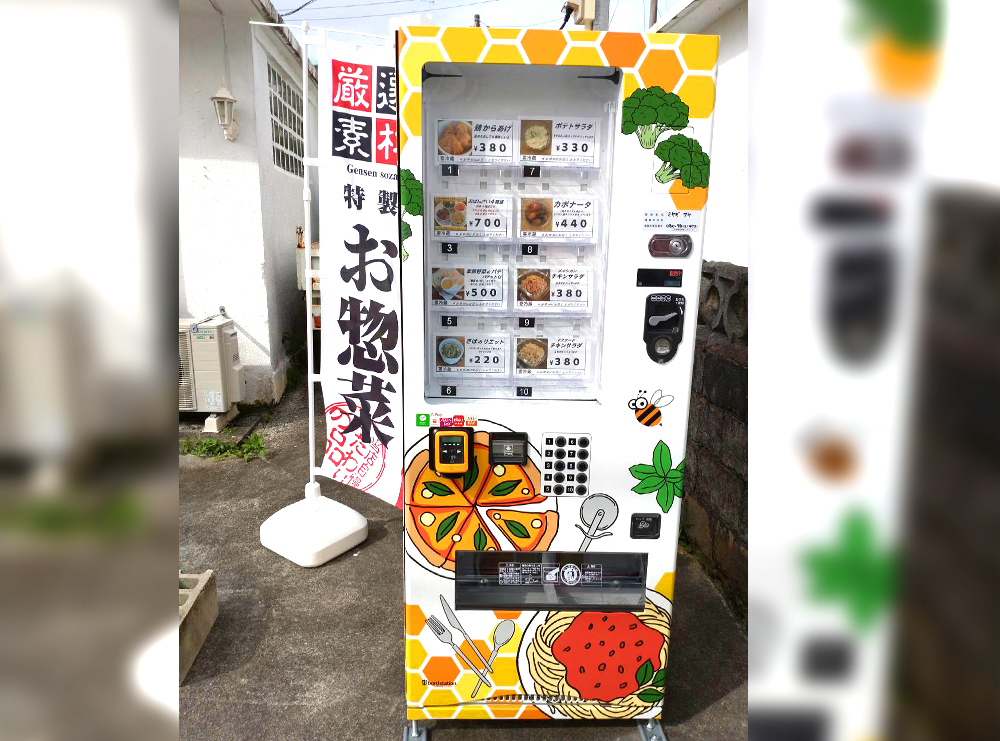 カフェバルミツバチに設置された看板型自動販売機ボードステーション