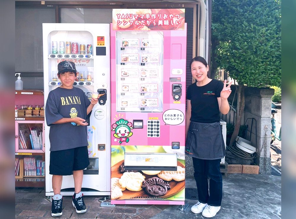 洋菓子店Mika Doi Yasuに設置された看板型自動販売機ボードステーション